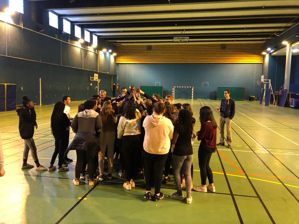 Cet après midi, Fred, Jo et Jimmy ont rendu visite à 2 classes de 4ème du collège Schuman de Reims dans le cadre de notre partenariat avec <a href="/Reimshabitat/">Reims habitat</a>. Au programme : discussion autour du professionnalisme en 🇫🇷 et en 🇬🇧 et entraînement de basket ! Merci pour l'accueil. 😉