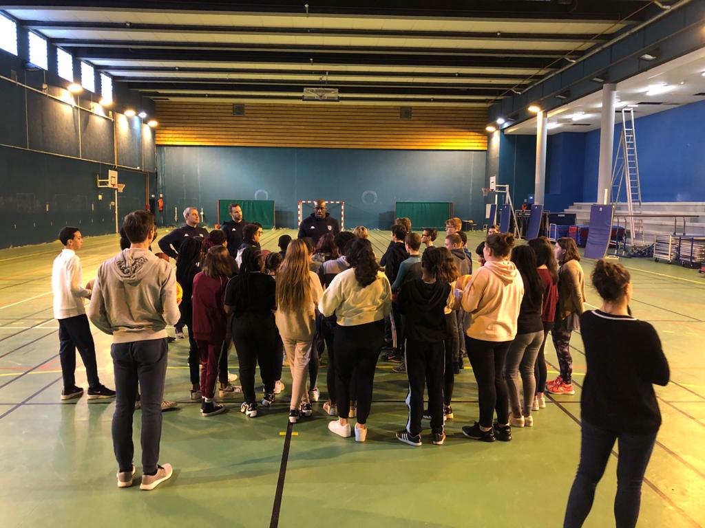 ChampBasketOff's tweet photo. Cet après midi, Fred, Jo et Jimmy ont rendu visite à 2 classes de 4ème du collège Schuman de Reims dans le cadre de notre partenariat avec @Reimshabitat. Au programme : discussion autour du professionnalisme en 🇫🇷 et en 🇬🇧 et entraînement de basket ! Merci pour l'accueil. 😉 https://t.co/pEC10uqySP
