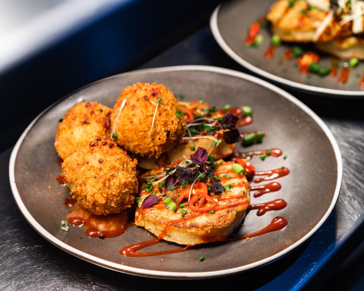 waylandsyard's tweet photo. Our Crumpet Crew are taking over the @tonicworc kitchen THIS SATURDAY 1st Feb 10am-1pm
•
This is the Mac ’n Cheese: chive &amp; truffle mac ’n’ cheese balls, tomato relish, chilli jam, ketchup, herbs.
•
We will only be serving 100 portions. You don’t want to miss out. https://t.co/f00SERSxB4