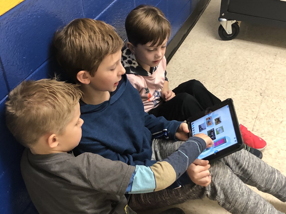 SixesStars's tweet photo. Voyager Book buddies LOVE Nearpod! K &amp; 4th graders pair up to work on blending words! “The journey is better with a FRIEND!” #shinebright https://t.co/jPmCXmZ6ND