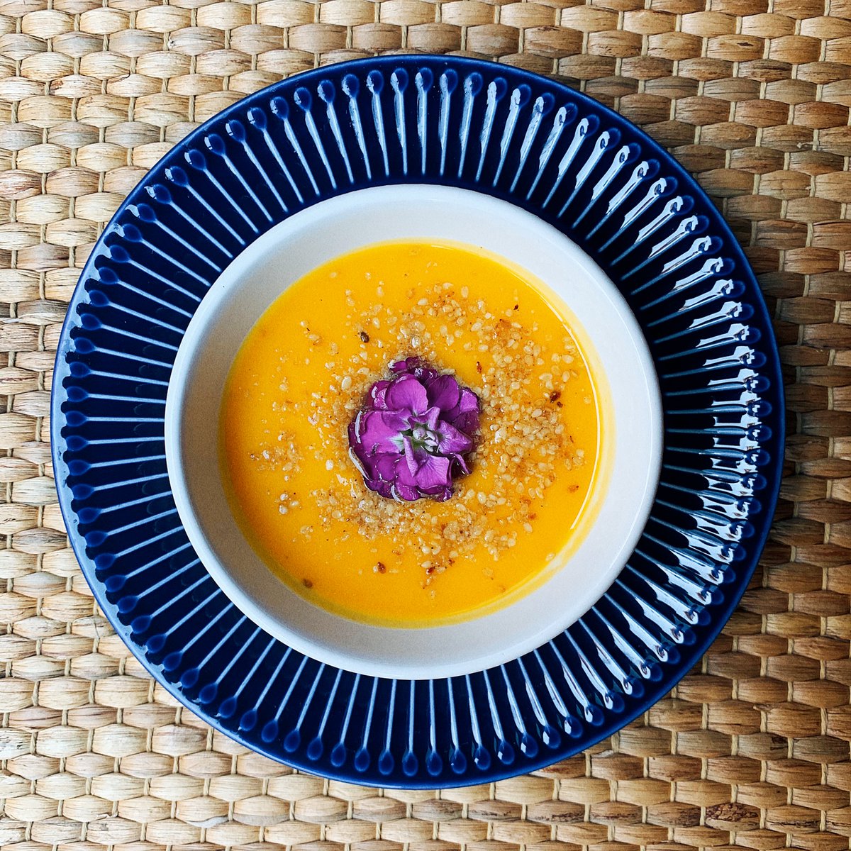 innoflower's tweet photo. ❤️¡Feliz martes a todos!❤ Os dejamos un emplatado sencillo pero elegante. #Florescomestibles #alheli #gastrospain #Gastronomia #Innoflower https://t.co/epeW1EIKRM
