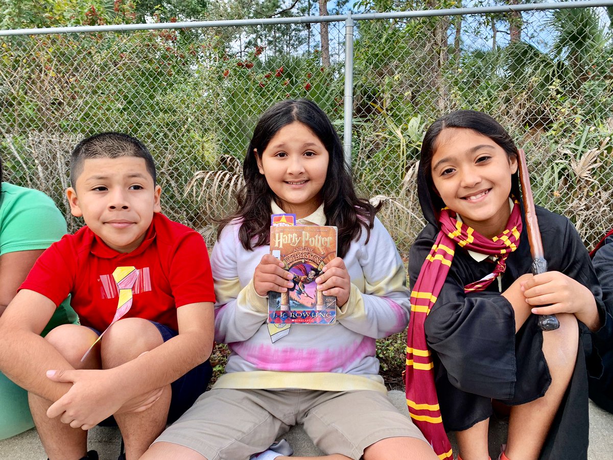 MrsCsAllStars's tweet photo. Being a little magical at this morning’s Book Parade! #readingismagic #harrypotter⚡️#Gryffindor🦁 #Ravenclaw🦅 #Hufflepuff🦡 #Sytherin🐍 #paradeofpotters @MDE_Stars @FletcherReads @collierschools @wizardingworld https://t.co/dPNfs4ZG1y