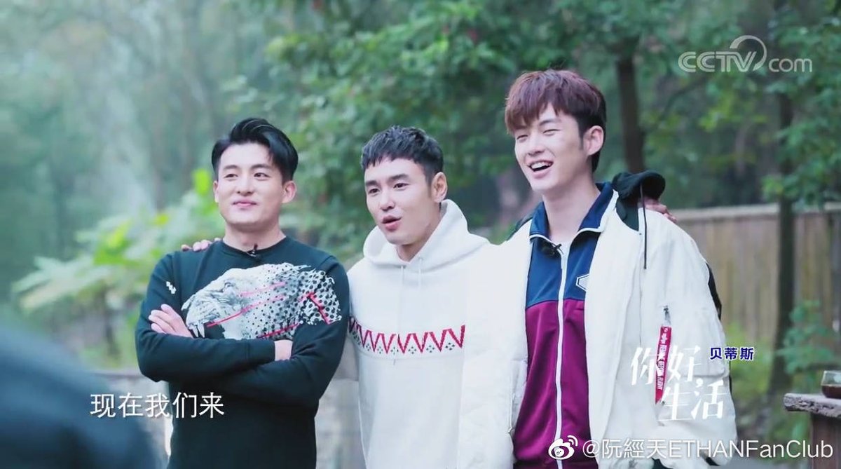 papapiyeh's tweet photo. ว่าเฮียสูงแล้ว เจอ ต่งต้าลี่ (นักกีฬาฟันดาบทีมชาติจีน🇨🇳) เฮียดูตัวเล็กตัวน้อยไปเลย 😆😂🤣
#หร่วนจิงเทียน #Netmeg #ซุนอี้โจว #ต่งต้าลี่ ในรายการ "Say Hello to Life" (你好生活) ทางช่อง CCTV
#EthanRuan #阮經天 #RuanJingtian ❤💛💚
☆阮經天ETHANFanClub https://t.co/1T22Mgd0HL