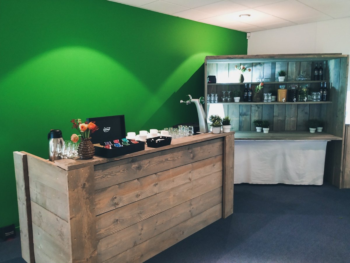 ElstarCatering's tweet photo. Deze week vinden er twee dealerdagen plaats bij Movexx, waarbij wij de catering mogen verzorgen! Gisteren zijn wij aan de slag gegaan om dit naar wens en kleur in te richten. #Doenwegewoon. 

Houdt onze pagina in de gaten voor het vervolg van deze klus... https://t.co/2kd8DP8lS2