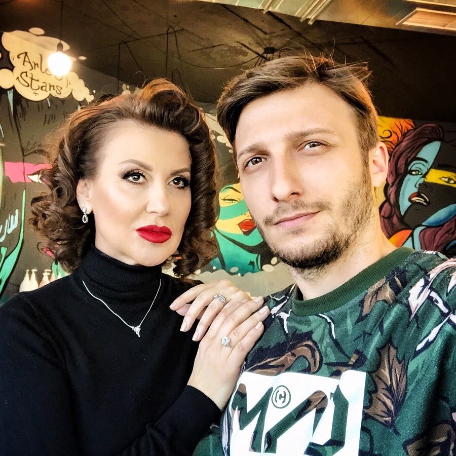 nik0ivanov's tweet photo. #RetroHairstyle by Me 🤩💇‍♀️💯😜 Iliana Raeva #Hairstyles by Niko
https://t.co/3k16ZX5xZd
https://t.co/SssltvpBxS
#ilianaraeva #hair #retrohair  #rythmicgymnastics #retro #hairstylist #hairartist #ladystyle #lixurystyle #boy #hairdresser #retrostyle #bulgaria #hotboy #lady #redlips https://t.co/E52tdfuBeb