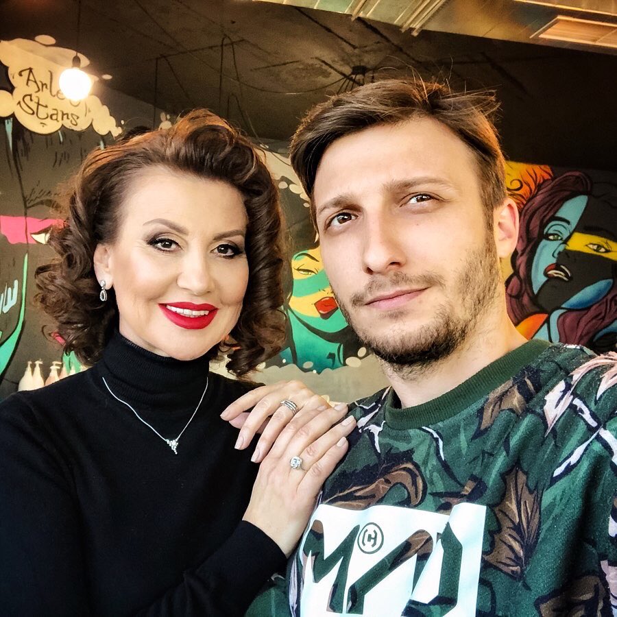 nik0ivanov's tweet photo. #RetroHairstyle by Me 🤩💇‍♀️💯😜 Iliana Raeva #Hairstyles by Niko
https://t.co/3k16ZX5xZd
https://t.co/SssltvpBxS
#ilianaraeva #hair #retrohair  #rythmicgymnastics #retro #hairstylist #hairartist #ladystyle #lixurystyle #boy #hairdresser #retrostyle #bulgaria #hotboy #lady #redlips https://t.co/E52tdfuBeb