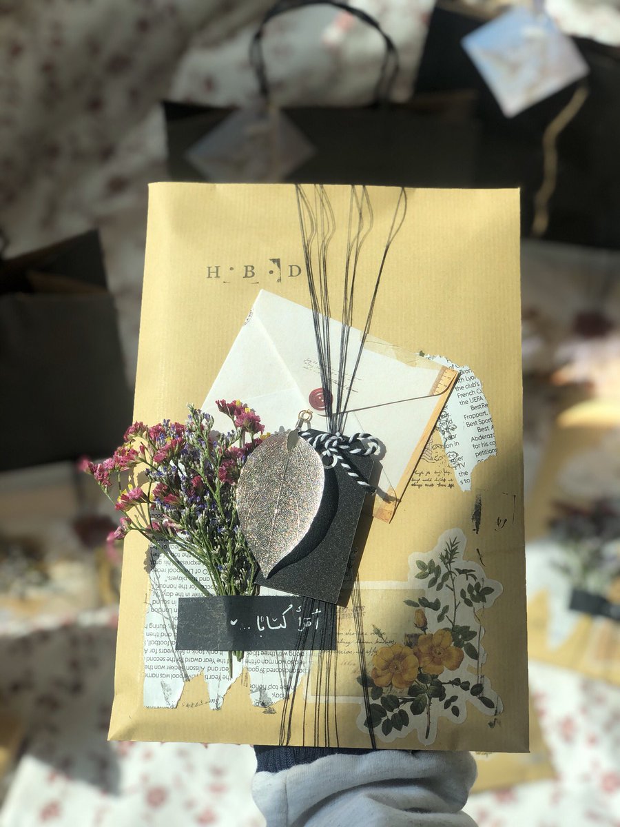 AdCloubox's tweet image. كتاب مع فاصل للكتاب + رساله ورقيه = 100 درهم