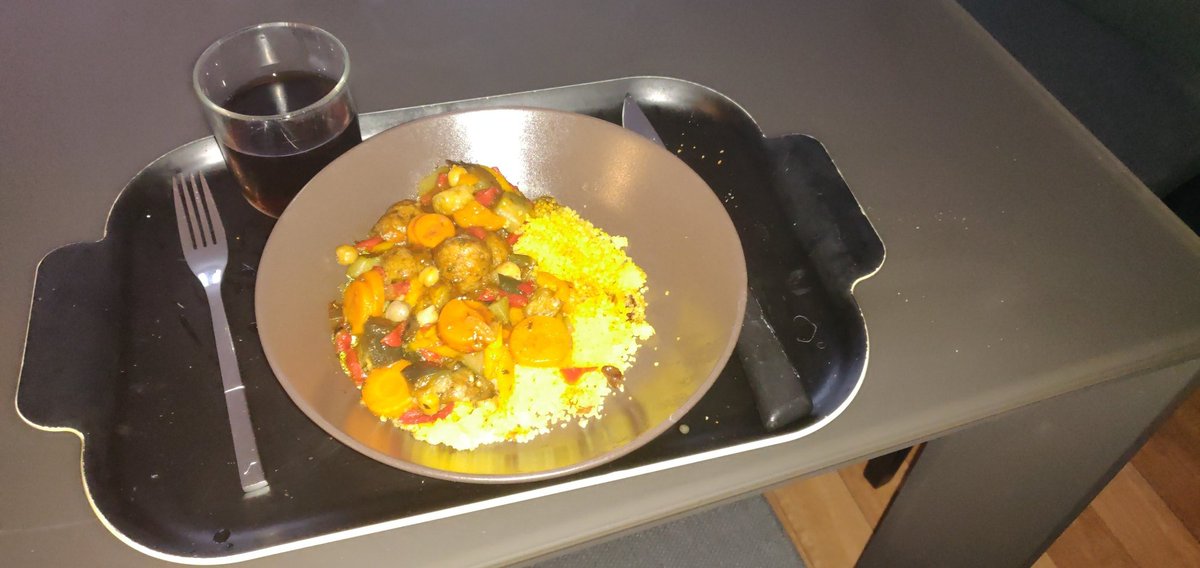 AymPasdutout's tweet photo. Quand tu prends ton déjeuner à 16h46 #taboulet #jetlag de ouf #lunch #bienmanger #heatly #lol #yolo https://t.co/ejWBGYACyG