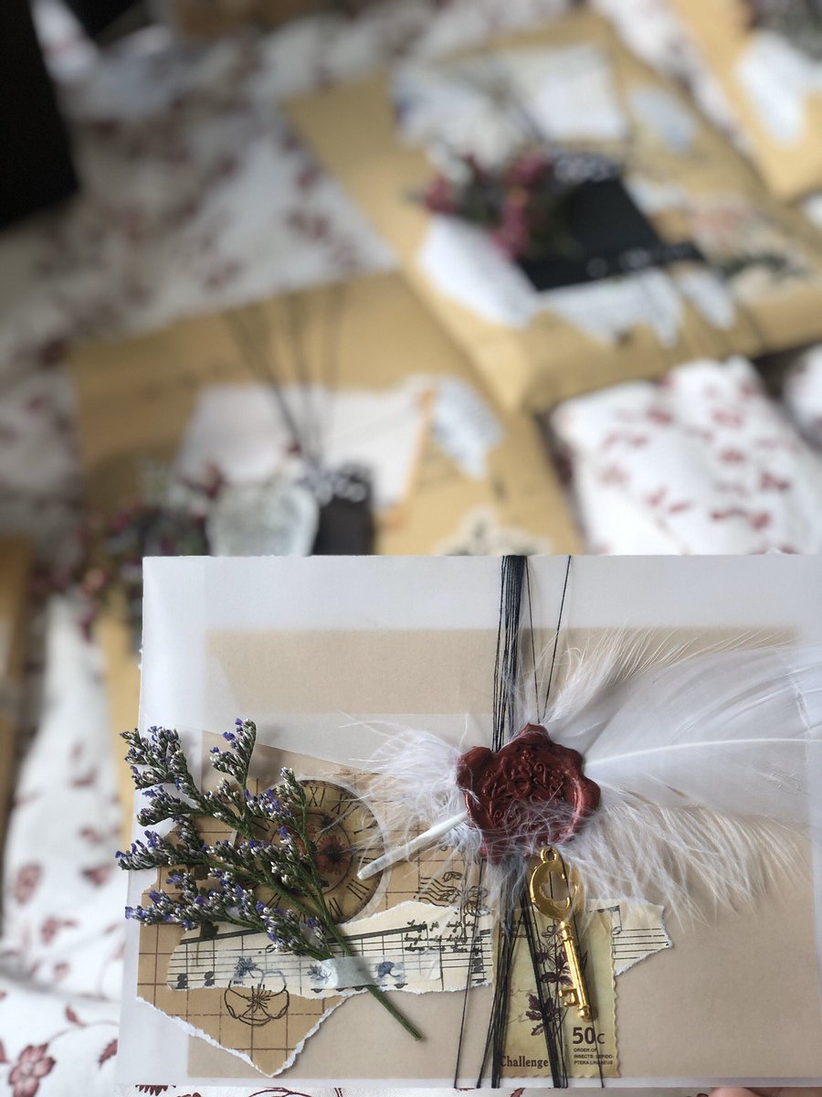 AdCloubox's tweet image. كتاب مع فاصل للكتاب+ رساله ورقيه+ كوب قهوه مع القاعده + لوح شوكليت = 165 درهم