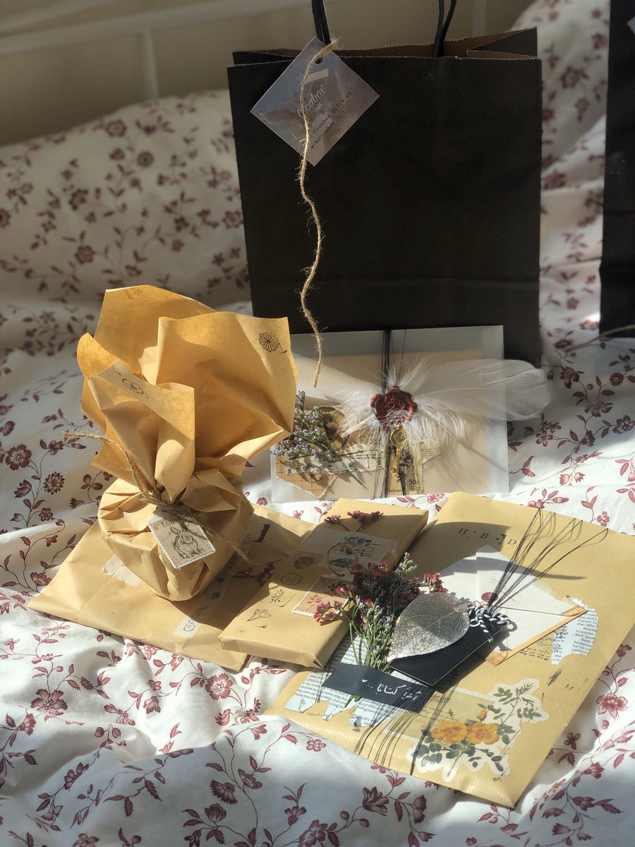 AdCloubox's tweet image. كتاب مع فاصل للكتاب+ رساله ورقيه+ كوب قهوه مع القاعده + لوح شوكليت = 165 درهم