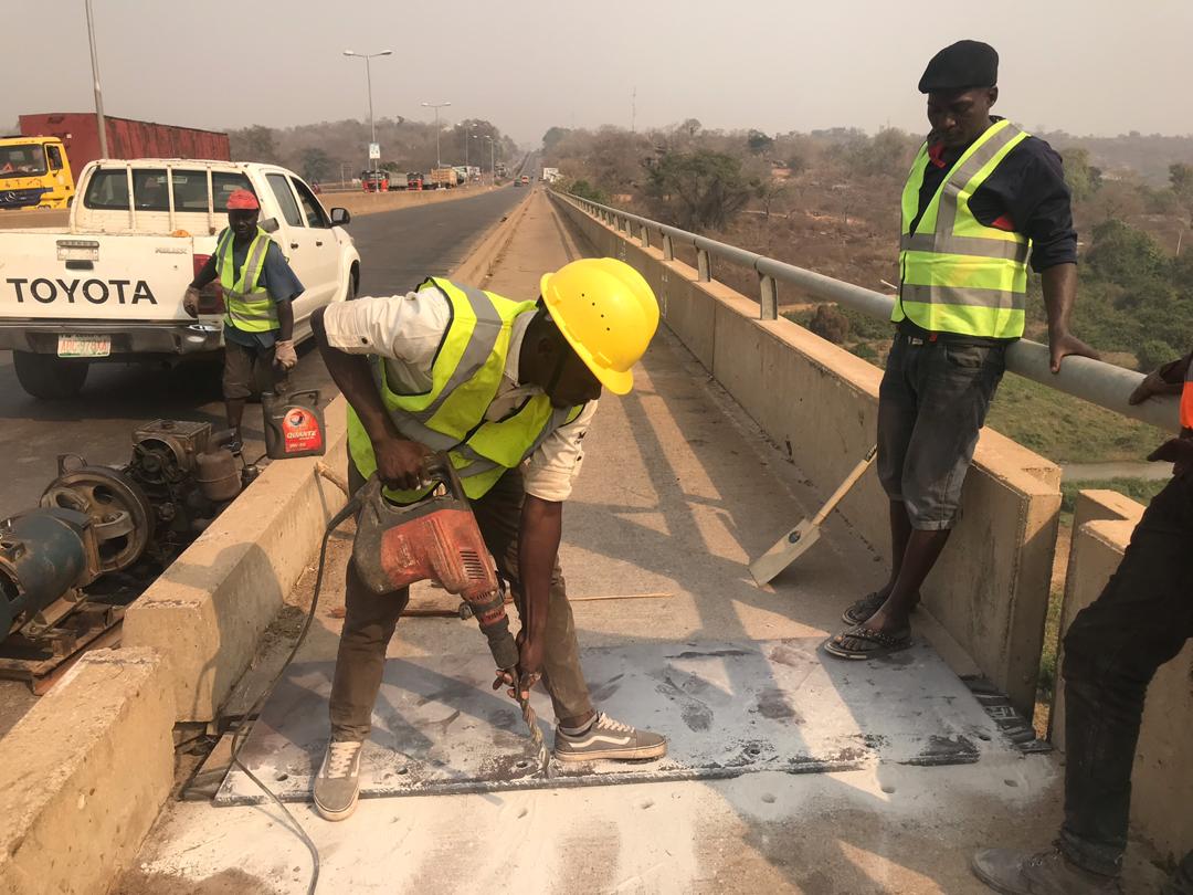 PWHNIG's tweet photo. #FGAtWORK... Work commences on Ajaokuta bridge expansion joints https://t.co/LDO40uXv43