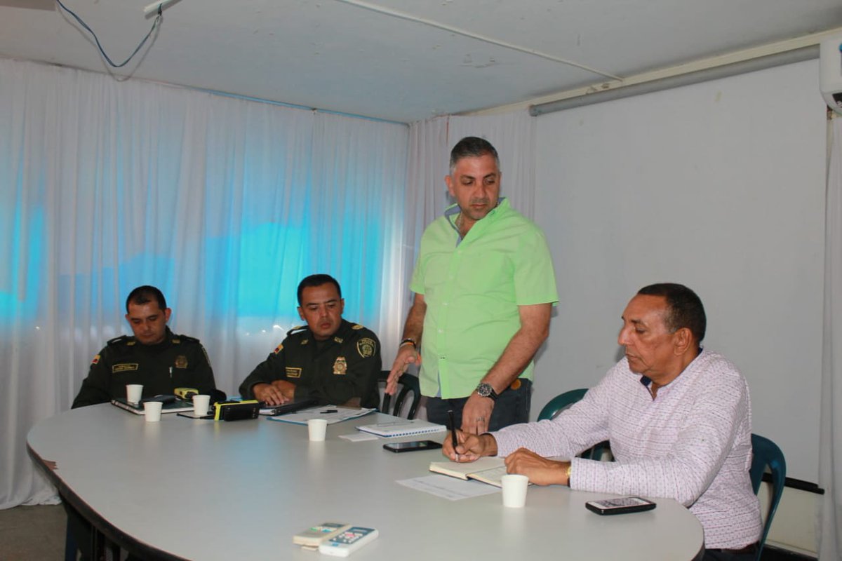 Con @CerrejónCol, <a href="/COL_EJERCITO/">Ejército Nacional de Colombia</a> y <a href="/PoliciaColombia/">Policía de Colombia</a>,  Alcalde <a href="/DasukiMohamed/">Alcalde Dasuki</a>, acordó caravanas de seguridad durante los fines de semana para acompañar a quienes vengan a comprar a #Maicao