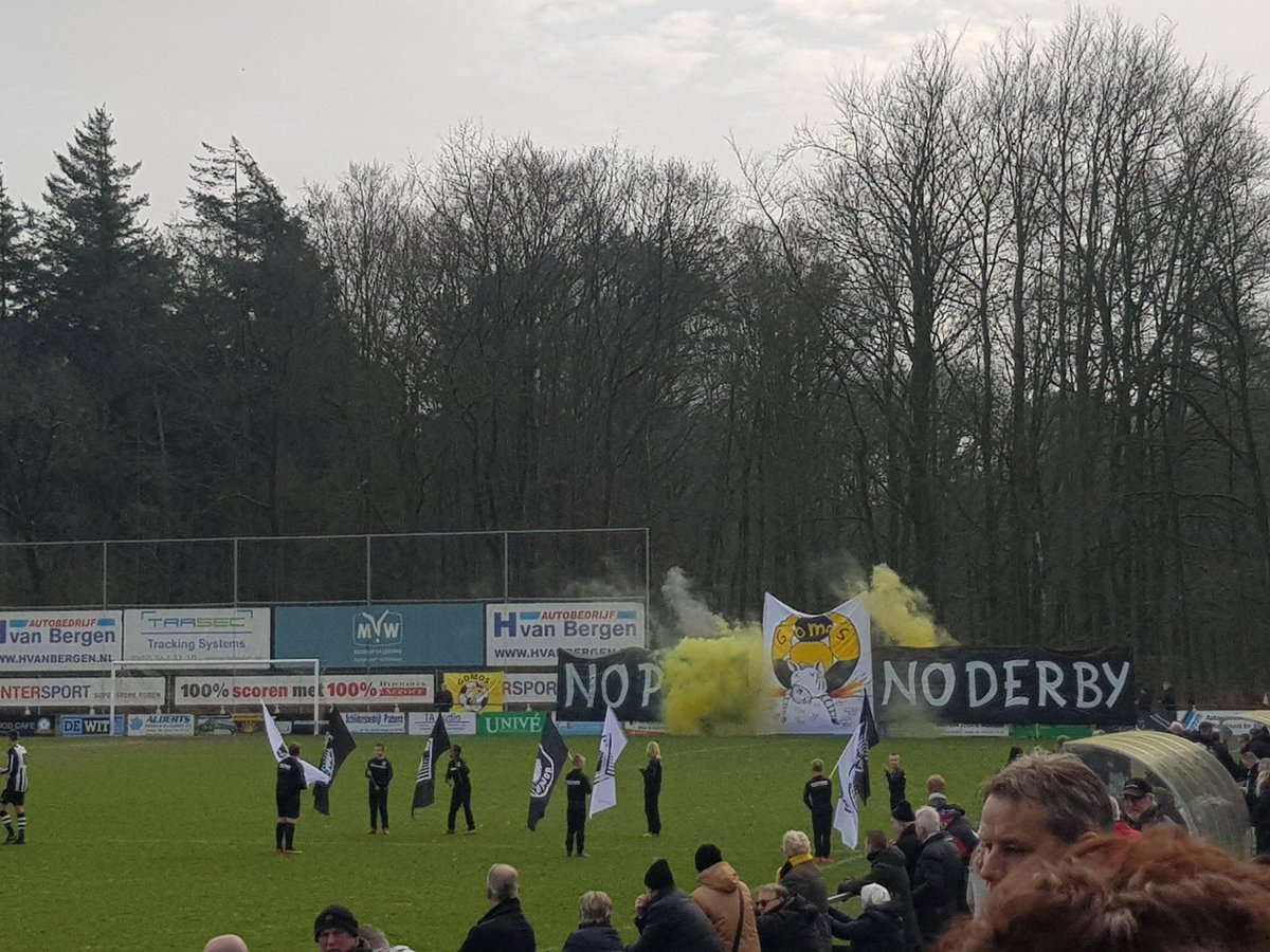 ultrassnl's tweet photo. Wanneer de gemeente vuurwerk verbied tijdens de derby.. maar het niet tegen kan houden:
Roden - Gomos. Afgelopen Zondag 26.01.20! (1e Klas Noord) #vvgomos #gomos #roden #ultrassnl #ultras #awaydays #football https://t.co/d12WkMtMd7