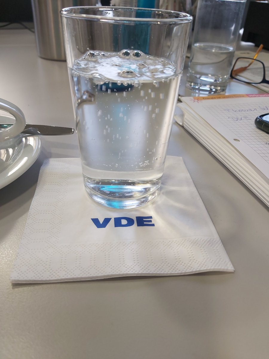 Heute sprudelten die Ideen zum #Balkonkraftwerk!
Wir konnten beim <a href="/VDE_Group/">VDE</a> / @DKEAktuell Hürden für kleinere Anbieter abbauen und die Transparenz für Nutzer erhöhen. Bei der nächsten Sitzung in einigen Wochen kann ggf. schon ein Entwurf finalisiert werden.
#machdeinenstrom