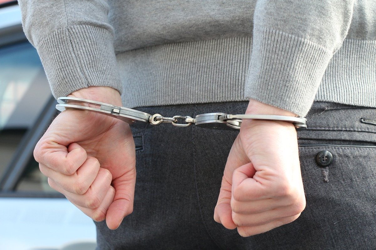paduffylaw's tweet photo. Being #Arrested triggers a cascade of legal events that include specific police responsibilities and arrest rights for the suspect.
Innocent or not, it is important to #KnowYourRights if you are arrested. Read our #ExpertArticle: 
https://t.co/D11NUHATWK https://t.co/PVMbVVb3fC