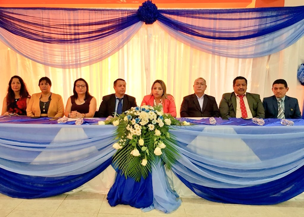 EducacionZ4_Ec's tweet photo. AHORA | En #SantoDomingo, 53 estudiantes y 42 docentes, son parte de la entrega de reconocimientos de #BachilleratoInternacional. Participan del evento @RaisaCorral, Coordinadora Zonal 4 (S), Omar Vera, Director Zonal y los Directores Distritales @RosaInesCarrio1 y @EdgarCuevaV. https://t.co/HVprttDvE8