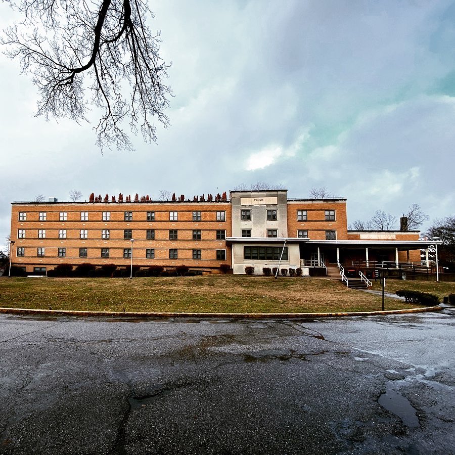 PatrickPiuma's tweet image. Hard to believe this is a rooftop in Louisville. Sorry to see it slowly atrophy awaiting a new use. The Urban Gov Center site has the potential to be a visionary model for ecological urbanism and how cities can be integrated into nature. @LouForward