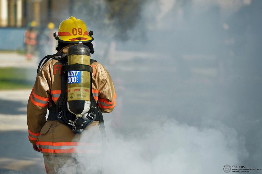 KSAUHS_Pulse's tweet image. &quot;لن أخاف، أصعدة الدخان يميني وشمالي لن توقفني سأتقدّم، ثم أتقدّم، متسّلحاً بتضحية أدرك أنها قدري، و بمهنة غرست داخلي أن لأخي الإنسان وإنقاذ حياته واجب إنساني وطني&quot;  
#مؤتمر_التخصصات2020
#HPC2020
عدسة: ماجد العمودي