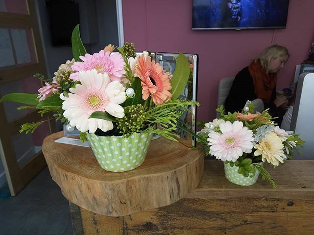 Floral cupcakes at @willowstudiosidmouth ....not a calorie to worry about.  Learn to make them with me at your very own pop up workshop. 
Info...www.floralities.co.UK
•
#floralarrangements #floraldesigner #floralworkshop ift.tt/2tOlV6t