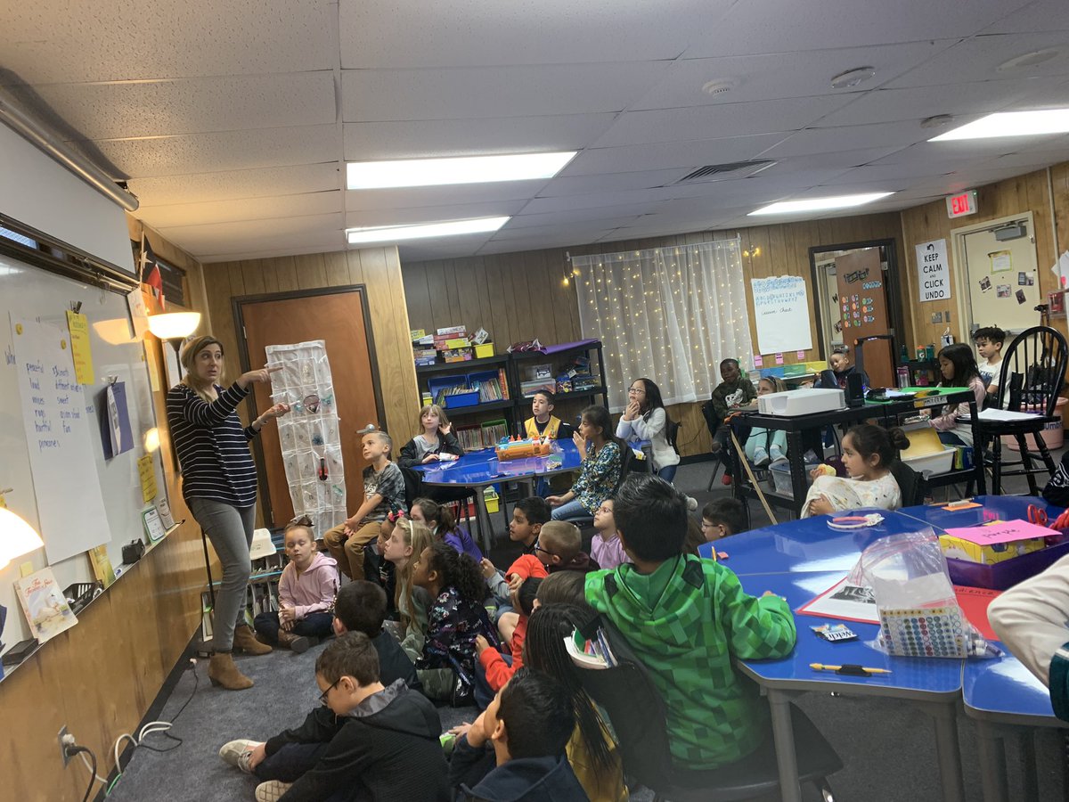 dinamartinez_'s tweet photo. Having our reading specialist teach a lesson to 2 classes at once is way more fun than one class. @veroanzaldua2 #argumentativetext #thecoleway @NISDCole @nisdelemelar https://t.co/517gRII8F7