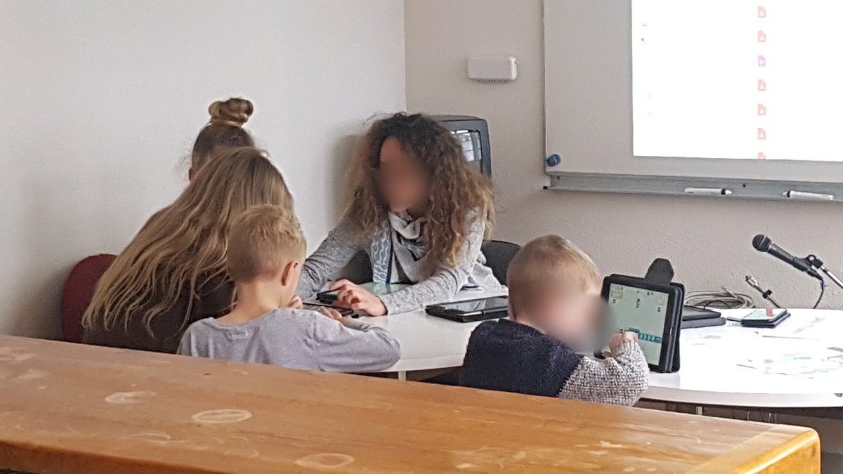 abeauval's tweet photo. Première journée des #journeesducode terminée. Merci aux 4 classes de cycle 2, aux #ERUN @DSDEN65 et aux #mediatrices @canope_32 et @canope_46 et @muzedocbzh pour leur aide. Et on remet ça jeudi et vendredi avec les élèves de cycle 3 🤗 https://t.co/aJBwxv26r7