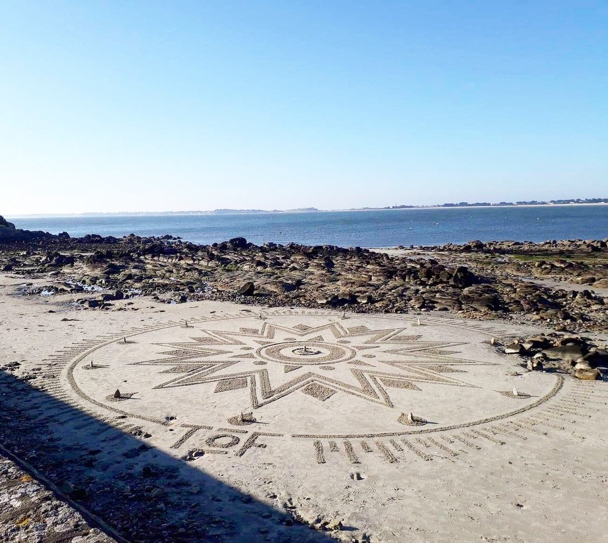 Magnifique travail de @tofnatureart sur la plage de Saint-Colomban la semaine dernière