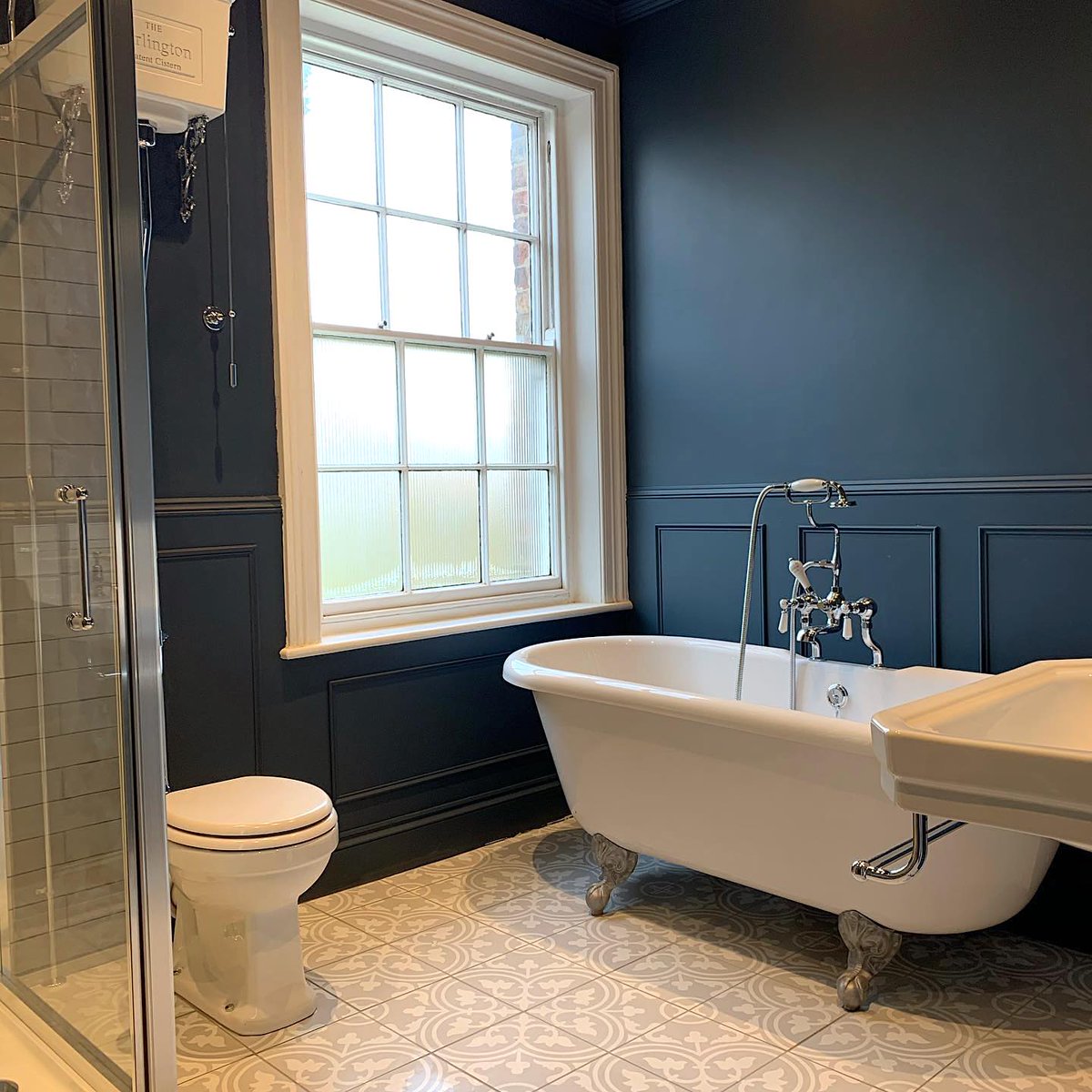 BurlingtonBaths's tweet photo. For a contemporary take on traditional design, Edwards Brothers have transformed this bathroom space with our Windsor freestanding bath, Edwardian basin and high-level WC to create a luxurious bathing space in which to unwind. #transformationtuesday https://t.co/gactj4FKn7