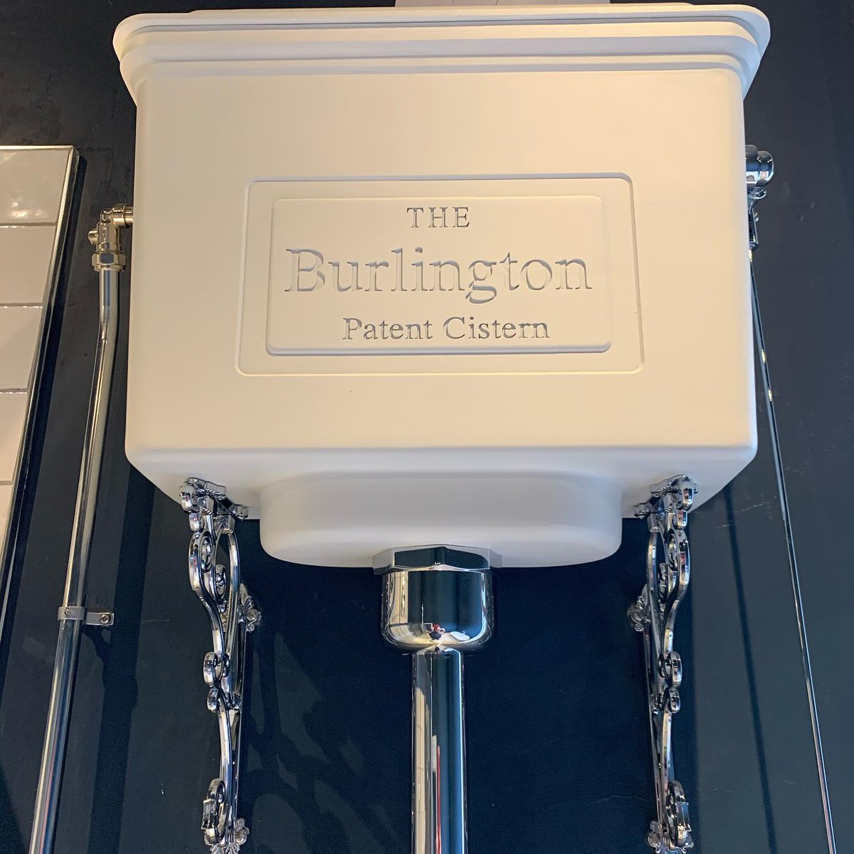 BurlingtonBaths's tweet photo. For a contemporary take on traditional design, Edwards Brothers have transformed this bathroom space with our Windsor freestanding bath, Edwardian basin and high-level WC to create a luxurious bathing space in which to unwind. #transformationtuesday https://t.co/gactj4FKn7