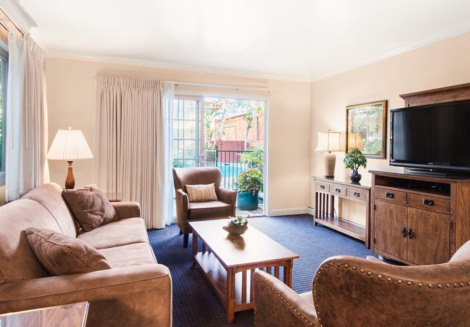 SBHotelGroup's tweet photo. There’s nothing more special than gathering with your loved ones, making memories, and enjoying quality time away from the hurry of day-to-day life.

That’s why 4 of our 5 hotels offer fully equipped suites - there’s always plenty of space for all your special people. https://t.co/lbnoVqBdRW