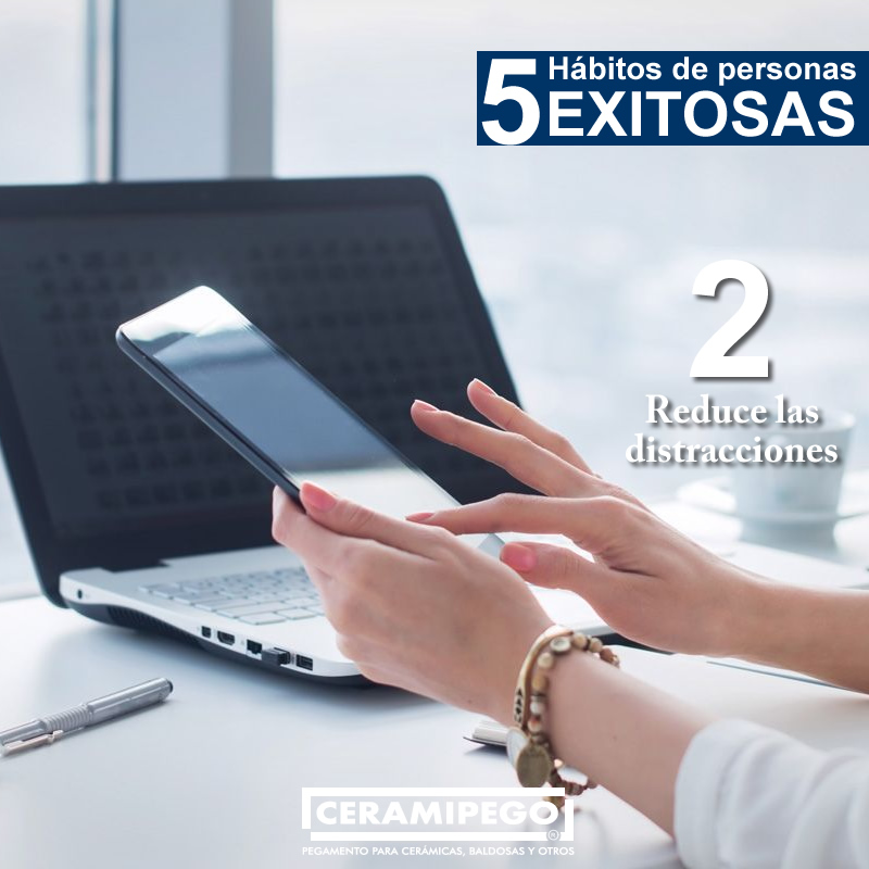 Cada vez que miras el celular, abres un correo nuevo o hablas con tu compañero de al lado, estás bajando tu productividad; tardamos 25 minutos en retomar una tarea después de que nos interrumpen.
podemos reducir las distracciones para que no se nos acumulen las tareas.