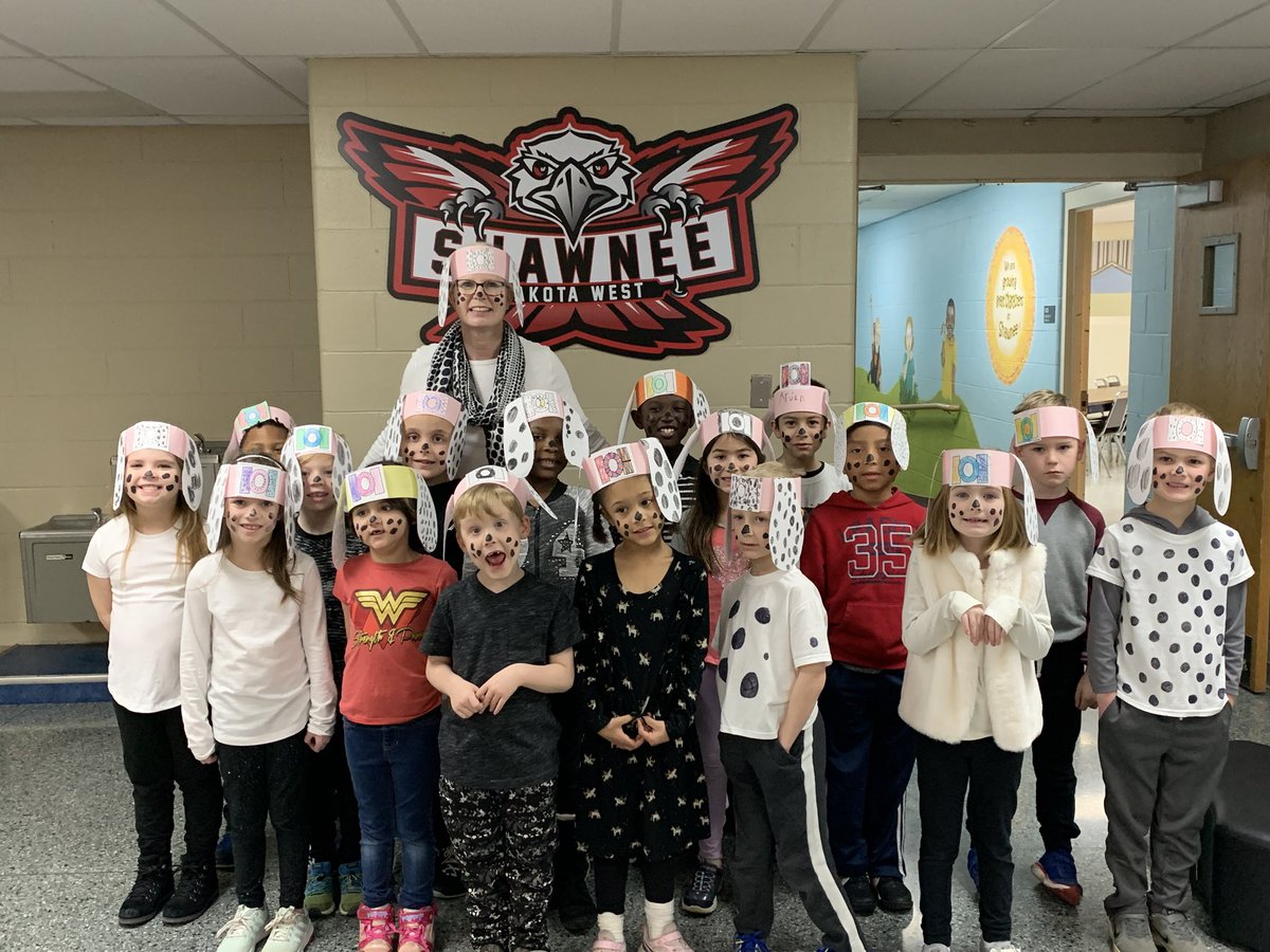 barnes1stgrade's tweet photo. We are celebrating our 101st Day in First Grade! After 101 days growing our brains, we can do anything! 😊 #WEareLakota @SHAWNEE_ECS https://t.co/wBLjLJxH7X