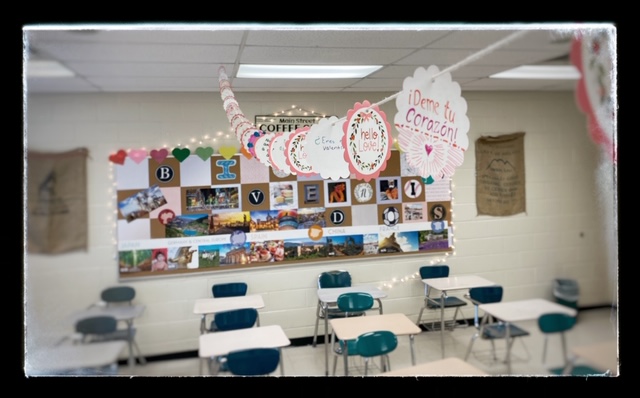 LizzieAnnePerez's tweet photo. #ValentinesDay is an easy way for Ss 2 use #Spanish outside of class. Making garlands, #socialmedia ❤️s (coming soon), or cards. #ShowingLove comes in all #languages. #PickensSpanish #LeadwithHeart #LeadwithCoffee @LeadWLanguages @Actfl @EnsenoEspanol @FLAGeorgia @gadoeworldlang https://t.co/zPlnDyCklp