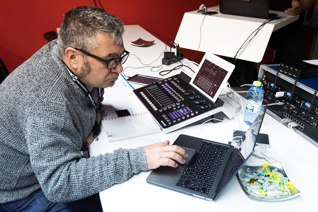 Equipson's tweet photo. Todo un éxito el primer curso de LightShark del 2020.
#trainingsessions #lightshark #lighting #professional
#avtweeps #newwayofcontrol https://t.co/KabT8BQv6j