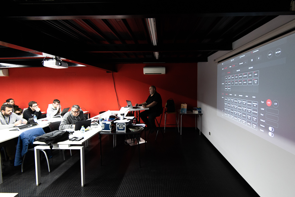 Equipson's tweet photo. Todo un éxito el primer curso de LightShark del 2020.
#trainingsessions #lightshark #lighting #professional
#avtweeps #newwayofcontrol https://t.co/KabT8BQv6j