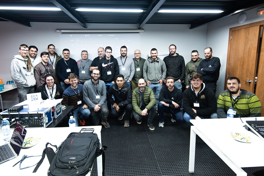 Equipson's tweet photo. Todo un éxito el primer curso de LightShark del 2020.
#trainingsessions #lightshark #lighting #professional
#avtweeps #newwayofcontrol https://t.co/KabT8BQv6j
