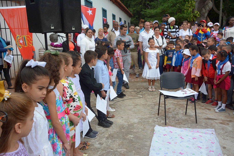 GHNordelo5's tweet photo. "La gratitud, como ciertas flores, no se da en la altura y mejor reverdece en la tierra buena de los humildes"
                                                        José Martí
Por ello rinden homenaje en toda #Cuba al Apóstol en ocasión de su natalicio.
#SomosContinuidad https://t.co/5WofJrqvFv
