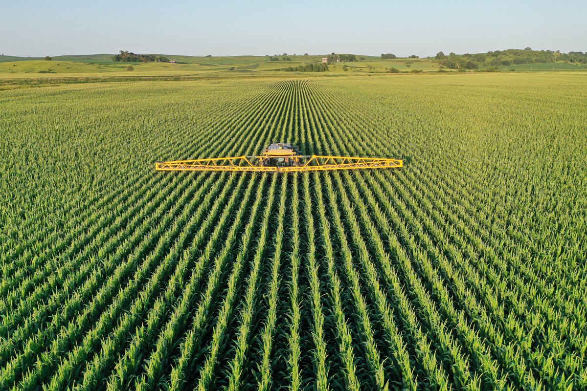 mchlgallagher's tweet photo. Going through some drone footage from the past growing season this morning and I am mesmerized by the beauty that is a Hagie and a corn field. 
@hagiemfg @HagieAgronomy @PioneerSeeds @360yieldcenter #groundplane #ydrop https://t.co/rLYiKS6PAQ