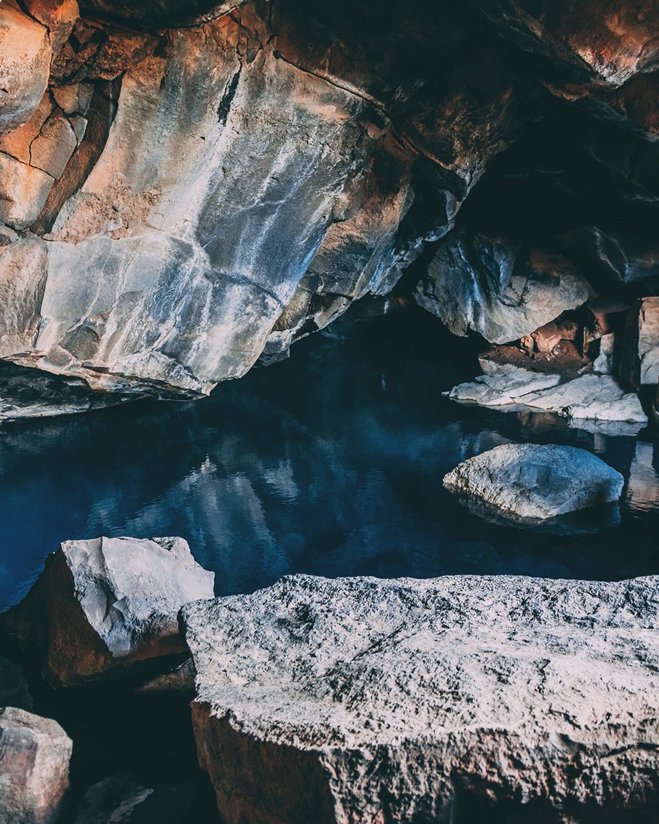 Grjótagjá cave Iceland, Hop2.com