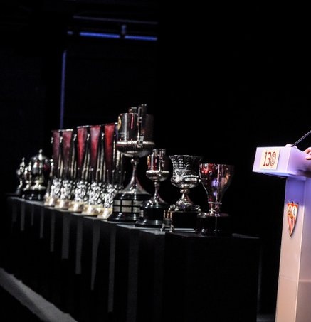 Dani Alves. "Para hacerte respetar, tienes que tener las vitrinas como las tenemos aquí.Pasas, ves todo eso y dices, el club hoy es respetado".Uno vuelve a casa contento, muy feliz, revive cosas, gente que marcó muchísimo mi vida.Siempre es una pasada volver aquí, es emocionante"