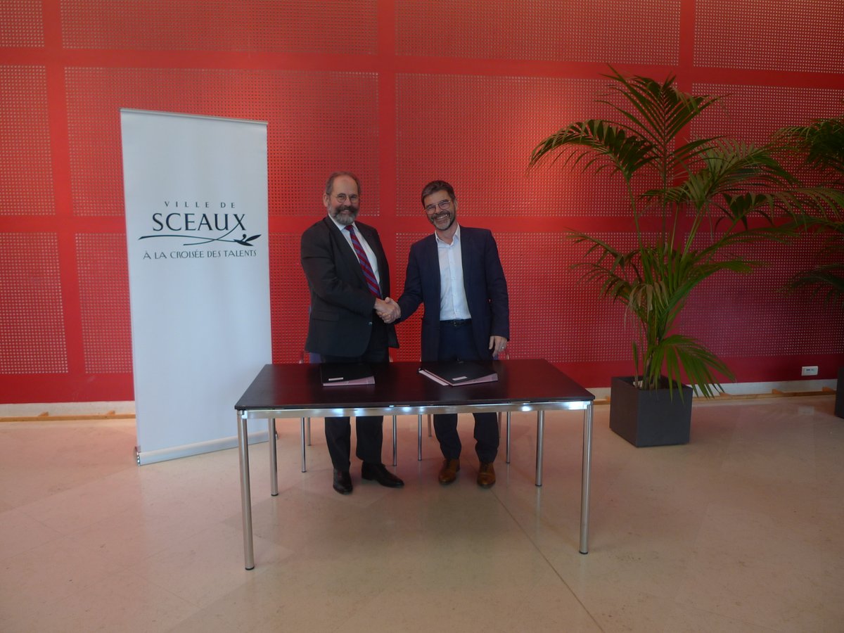Ville_de_Sceaux's tweet photo. Signature ce mardi 28 janvier d'une convention de partenariat entre la ville de #Sceaux et l'#ENSAPB.
#FrançoisBrouat et @laurent_sceaux #architecture https://t.co/gMxkQ6TGVR