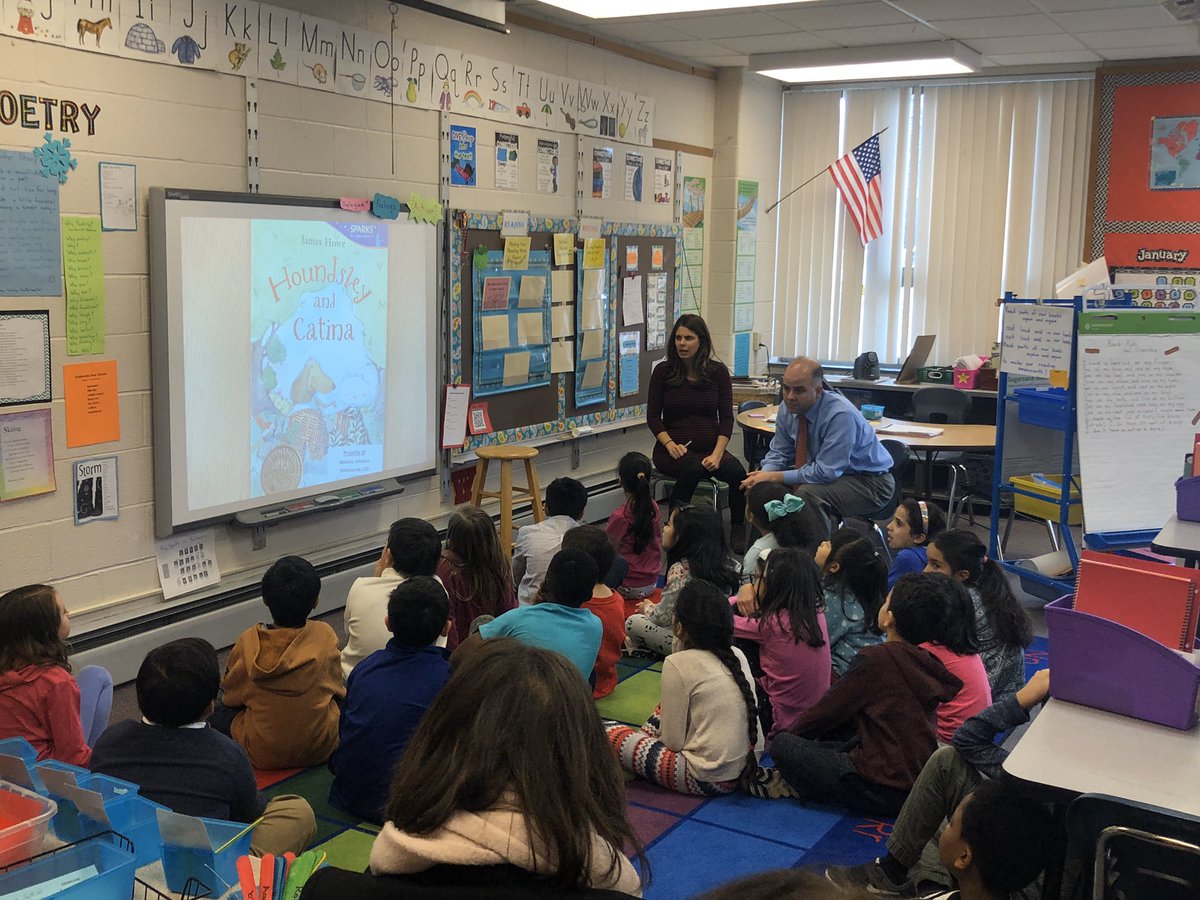 CountryPkwyWCSD's tweet image. @CountryPkwyWCSD Principal Andrew Bowen digs right in and co-teaches a #readingworkshop mini-lesson with @WCSD_K12 Literacy Coach @MelisJohnson3. #labsites #learningisaprocess #WeAreCP
