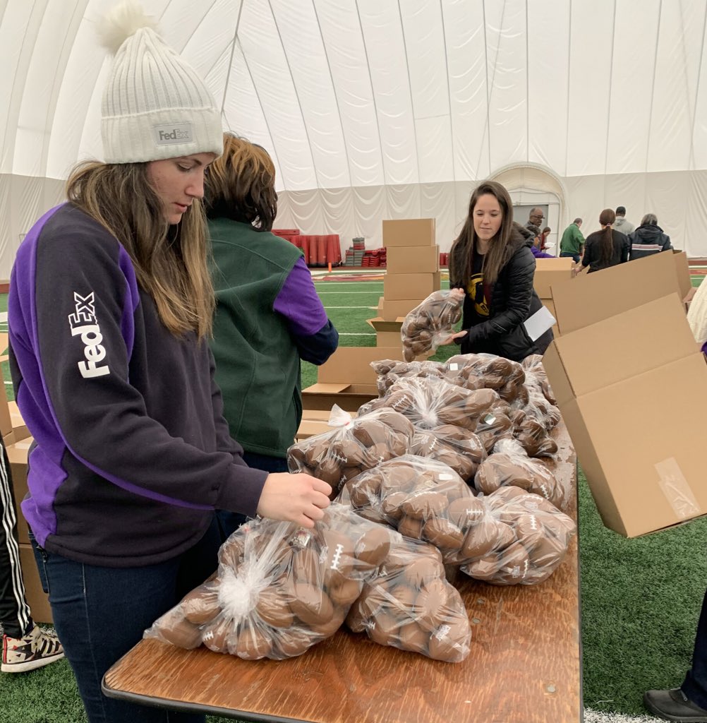 We are gearing up to send incentive packages full of #Redskins swag to all 2️⃣0️⃣0️⃣+ of our #RedskinsRead classrooms!

#HTTR | #RedskinsGiveBack | #FedExCares