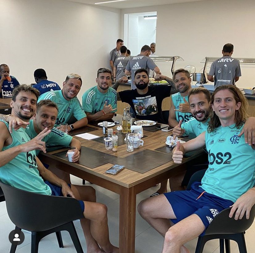 _FlaDaDepressao's tweet photo. Mlq kkkkkk olha os jogadores que estão na foto. Que bagulho inacreditável kkkkk https://t.co/wIWTF6SgyP