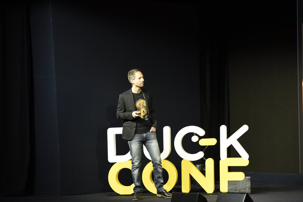 [#LaDuckConf] L'#IT c’est autant d’impact environnemental que l’avion. Au niveau pollution, cela représenterait un 7ème continent. <a href="/nbordi3r/">Nicolas Bordier</a> <a href="/WTek79/">Wojciech WOJCIK</a> vous remercie 😉