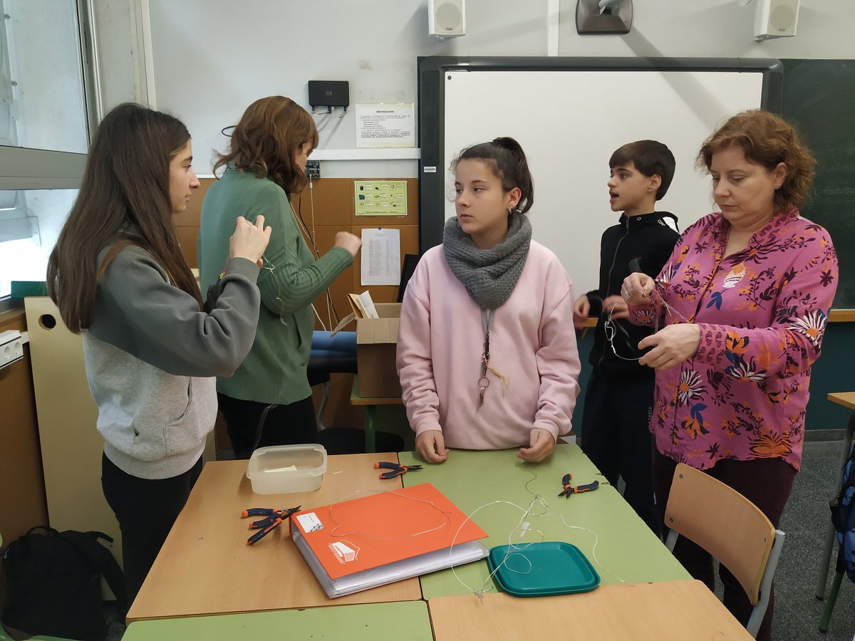 Monchegui's tweet photo. Quins pensaments s' amaguen al nostre cap? A l' escultura de filferro que estem creant trobareu la resposta 🤯🧠 #femtec  #howartyou #1rESO @InsMatadepera @diba https://t.co/K2F0nr3zEt