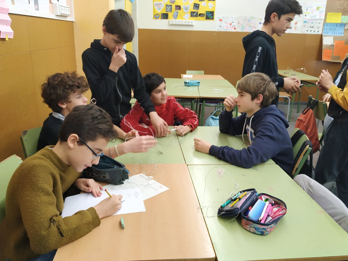 Monchegui's tweet photo. Quins pensaments s' amaguen al nostre cap? A l' escultura de filferro que estem creant trobareu la resposta 🤯🧠 #femtec  #howartyou #1rESO @InsMatadepera @diba https://t.co/K2F0nr3zEt