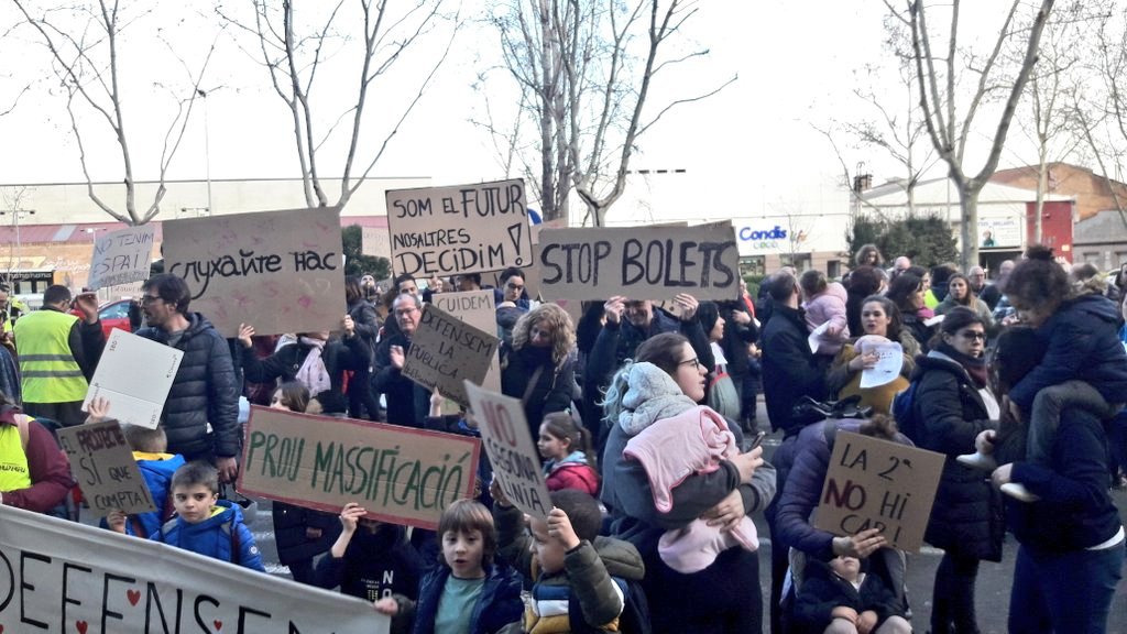 ineditviable's tweet photo. Les famílies del Samuntada tallen la Gran Via #Sabadell

Per una escola pública de qualitat, #proumassificació, #proubarracons, #proubolets. Ni a l’@EscolaSamuntada, ni enlloc.

#defensemlapública
#elSamuntadaNOestoca
#alSamuntada1línia https://t.co/PqYsCSK05y