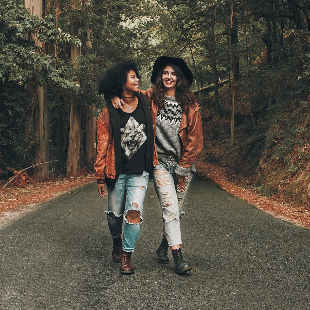 Best friends traveling hop2.com