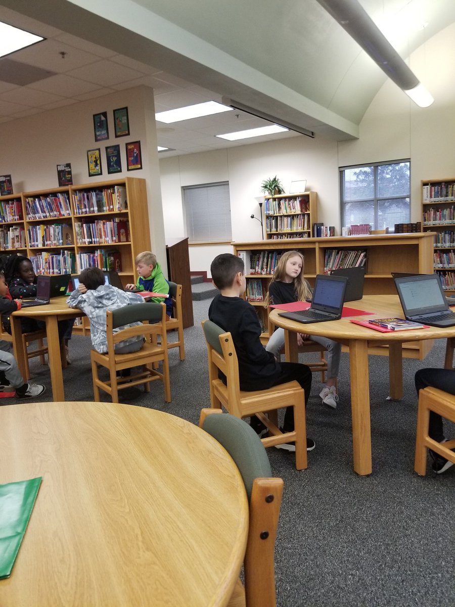 WillLine4's tweet photo. My patriots are learning about using google classroom today. #leadlikeapatriot @BSShelby @beth_sizemore3 @Ashley_Hefley @SarahCureton1 @tylerisdlearn https://t.co/TB9mAwdhBt