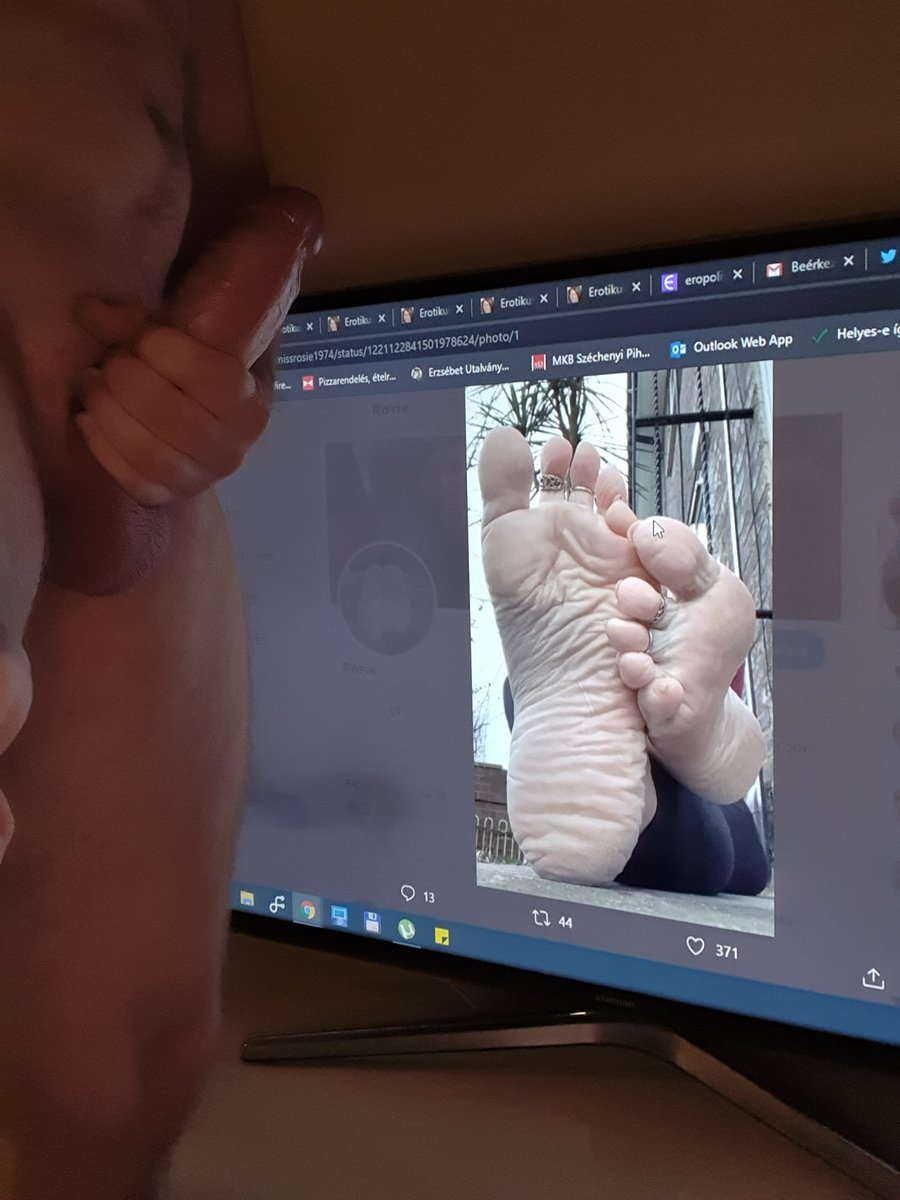 hunbgm1's tweet photo. Hello Rosie ;) @missrosie1974 #tribute #feet_tribute #cuminRosie #iloveRosie #feet #soles #joi https://t.co/mfvTeEN214